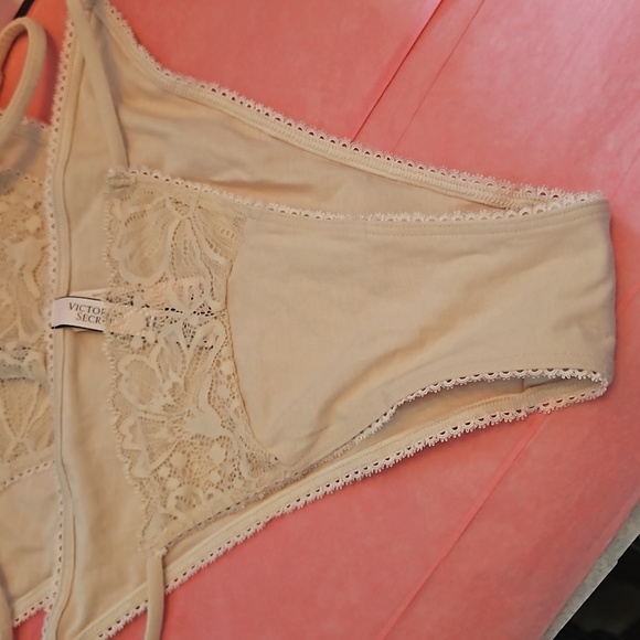 Victoria Secret, 2 pairs of panties & gift bag - Picture 3 of 10